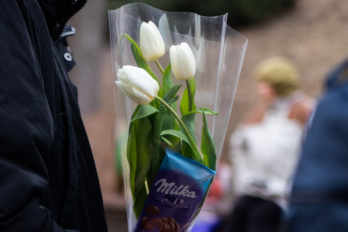 Очереди перед "Золотыми воротами" образовались еще с самого утра и ажиотаж не спадал до самого вечера Очереди перед "Золотыми воротами" образовались еще с самого утра и ажиотаж не спадал до самого вечера