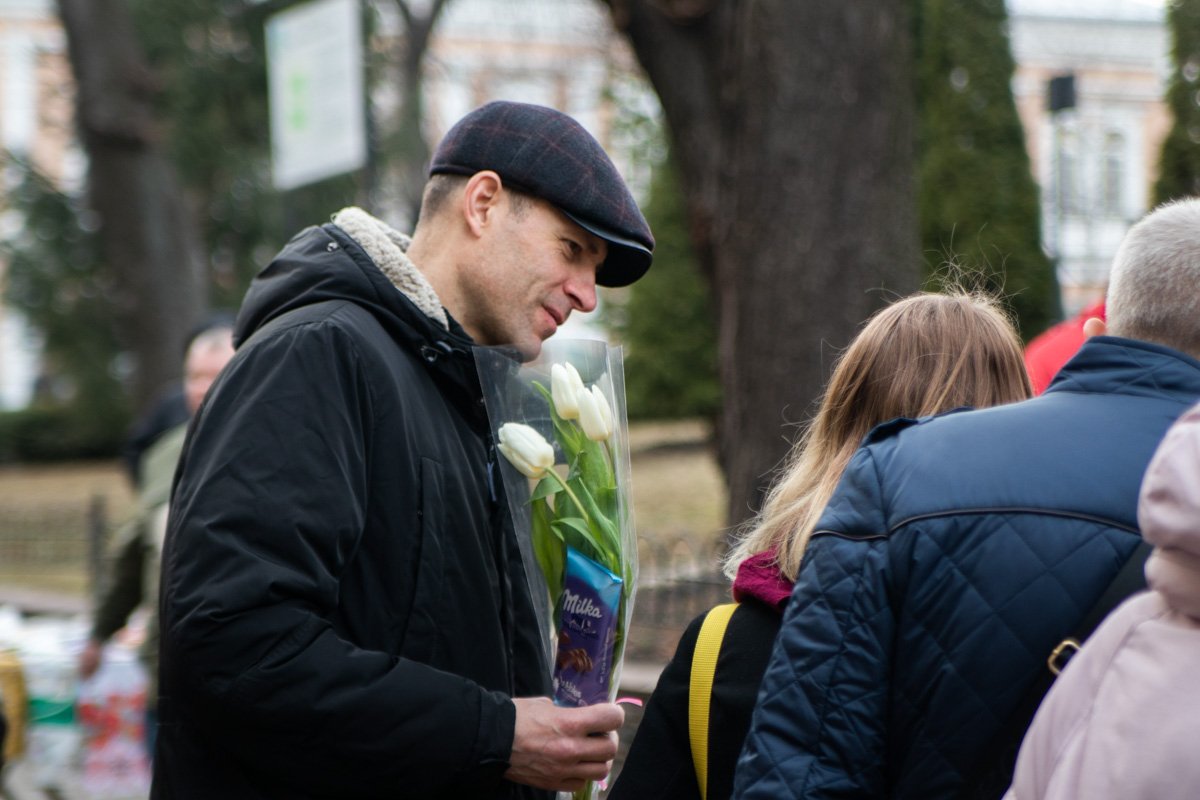 Накануне Международного женского дня перед станцией метро "Золотые ворота" десятки людей стояли в огромных очередях за цветами Накануне Международного женского дня перед станцией метро "Золотые ворота" десятки людей стояли в огромных очередях за цветами