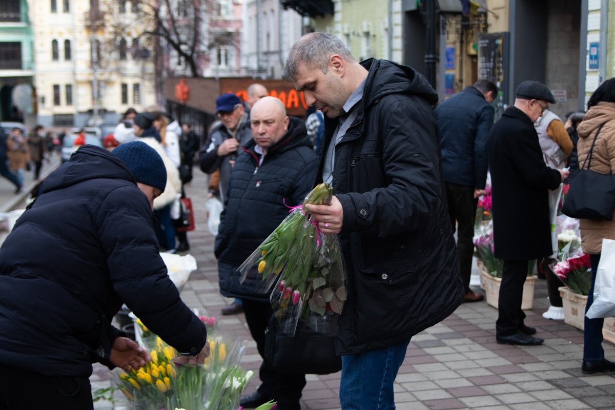 Всего же на территории расположилось около 6-7 цветочных точек Всего же на территории расположилось около 6-7 цветочных точек