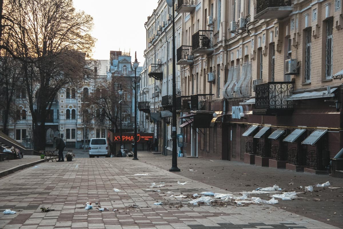 Вчера тут был аншлаг, но сегодня продавцы решили немного поспать