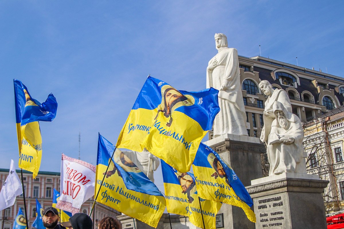 8 марта в Киеве на Михайловской площади начался антимитинг против феминизма