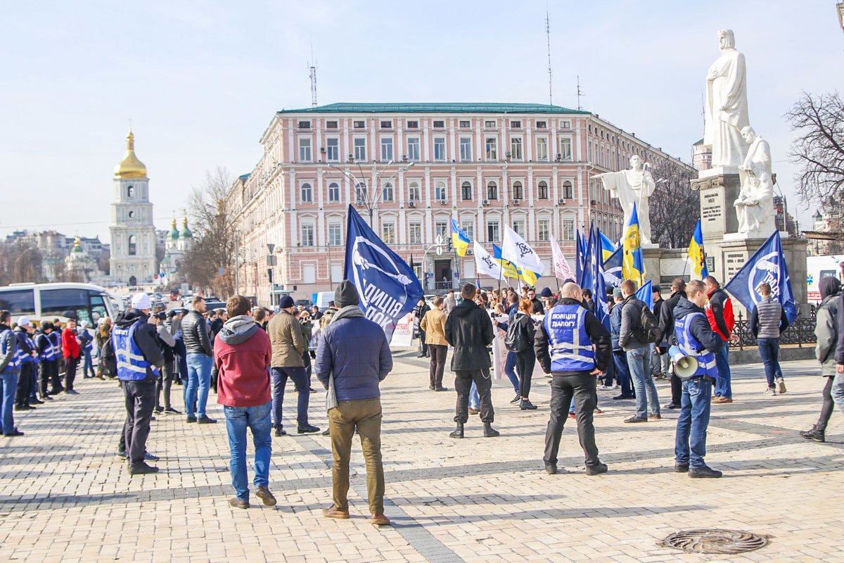 Возле памятника княгине Ольге собрались представители ультраправых националистических организаций и члены движения «Традиция и порядок»
