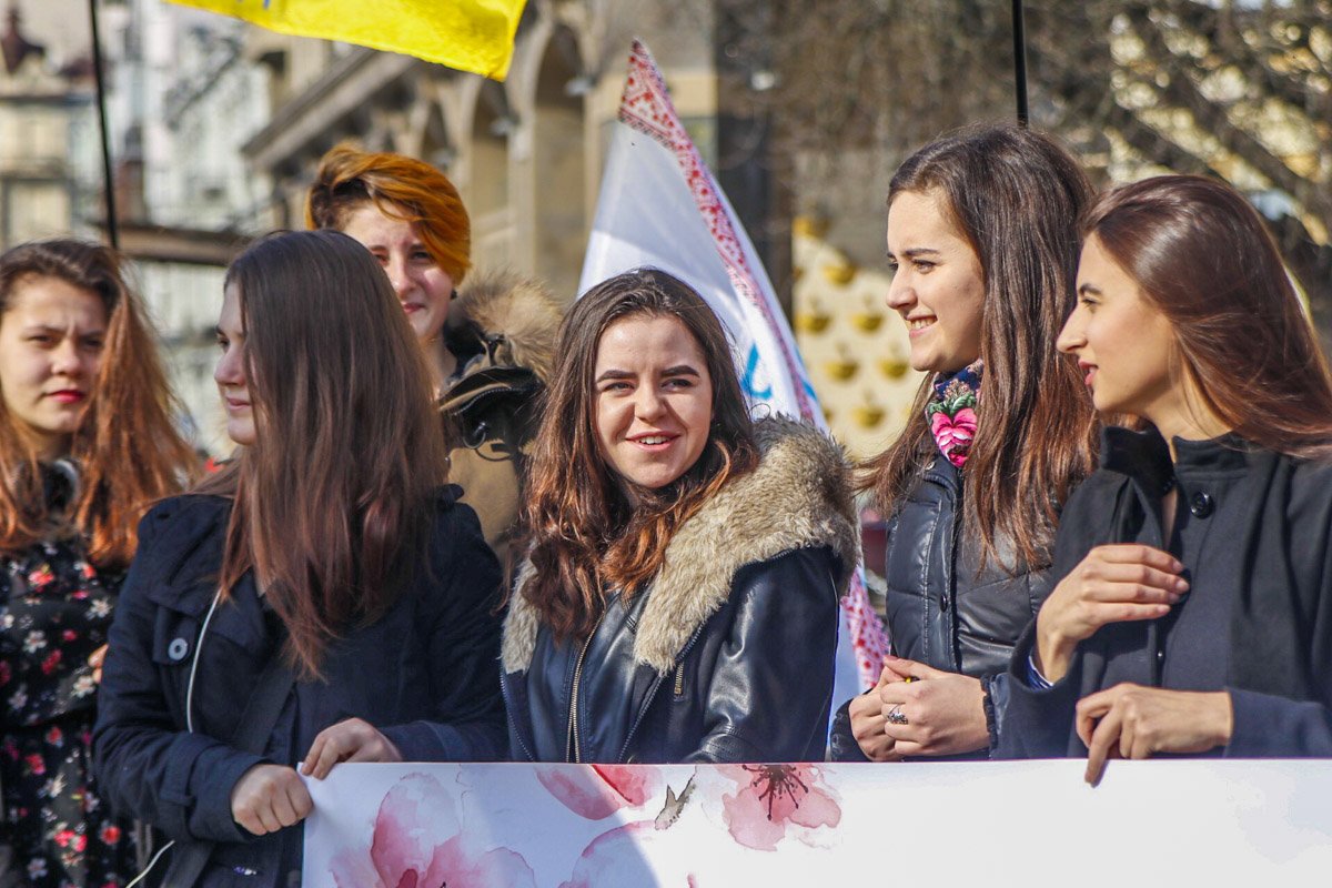 На площадь к 11:00 пришли около 50 человек