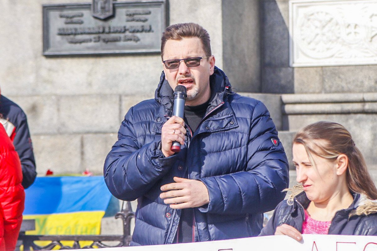 С так называемой сцены активист в микрофон объяснил позицию митингующих 