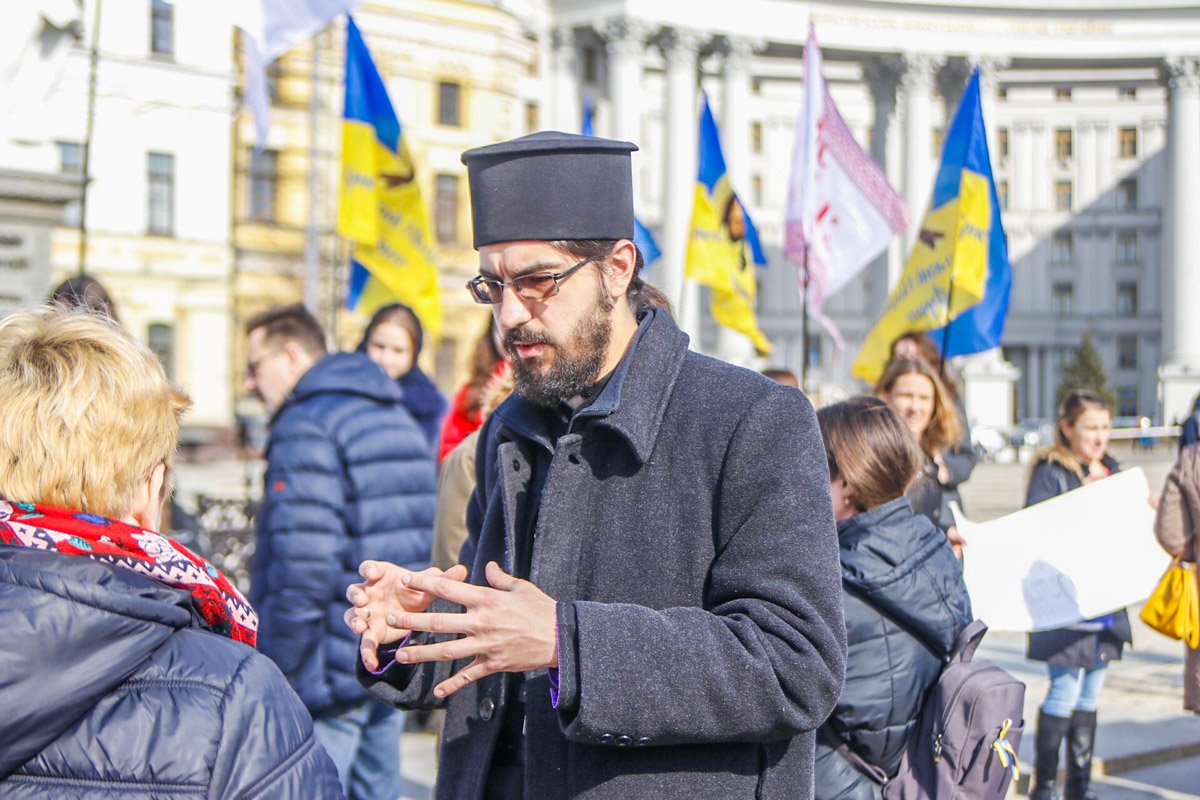 Не забыли организаторы акции упомянуть свое отношение и к ЛГБТ-сообществу