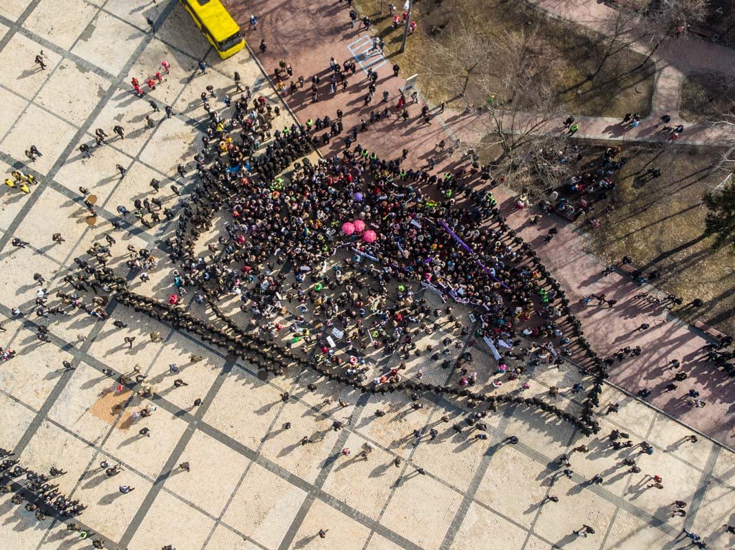 Правоохранители оградили участниц Марша женщин от участников антифеминистического митинга Правоохранители оградили участниц Марша женщин от участников антифеминистического митинга