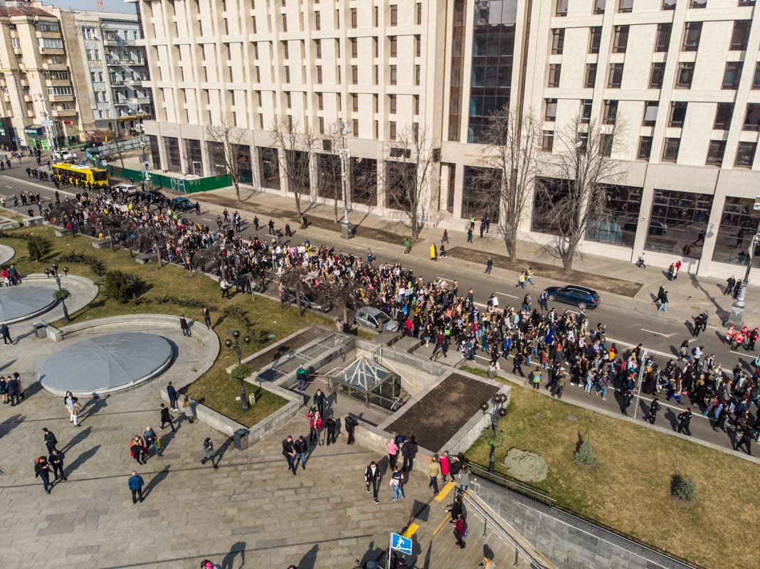 Колонна движется по Майдану Независимости Колонна движется по Майдану Независимости