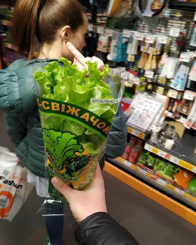 Когда не успел купить цветов, но выкрутился. Хотя, кажется, не прокатило. Фото: @stasliakh Когда не успел купить цветов, но выкрутился. Хотя, кажется, не прокатило. Фото: @stasliakh