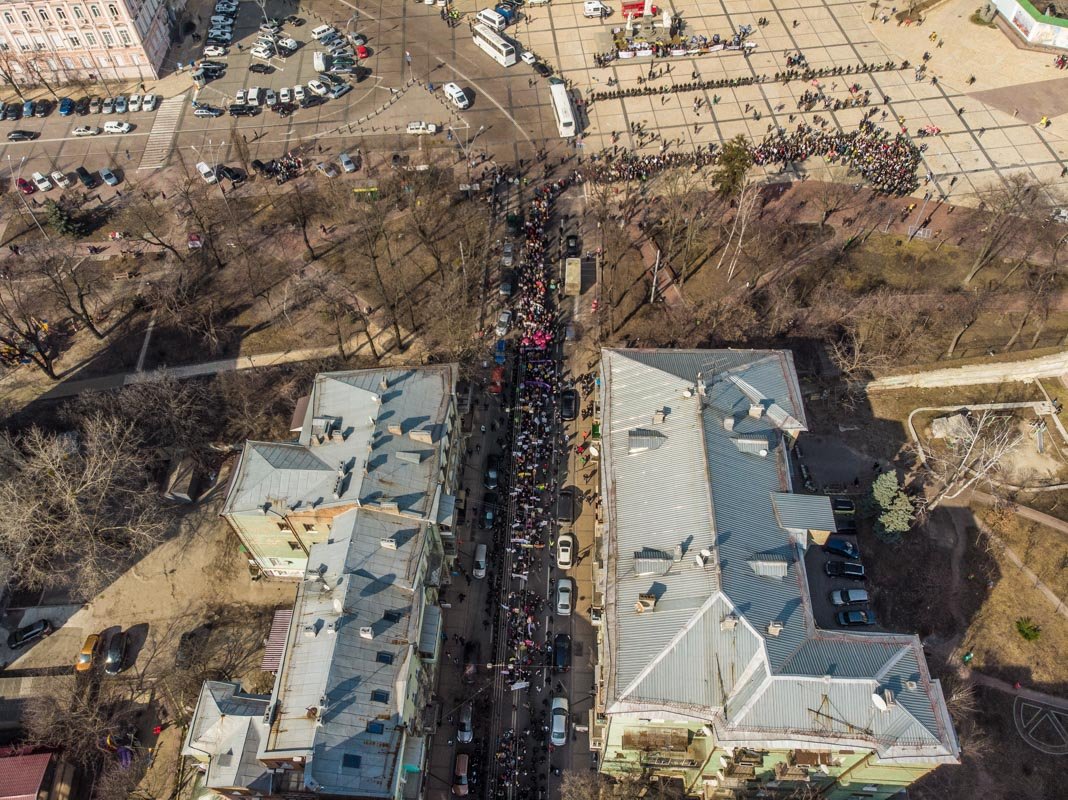 На акцию вышли около тысячи женщин
