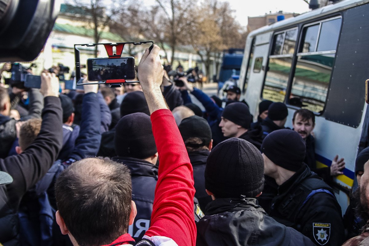 Момент задержания нарушителей перед стартом акции