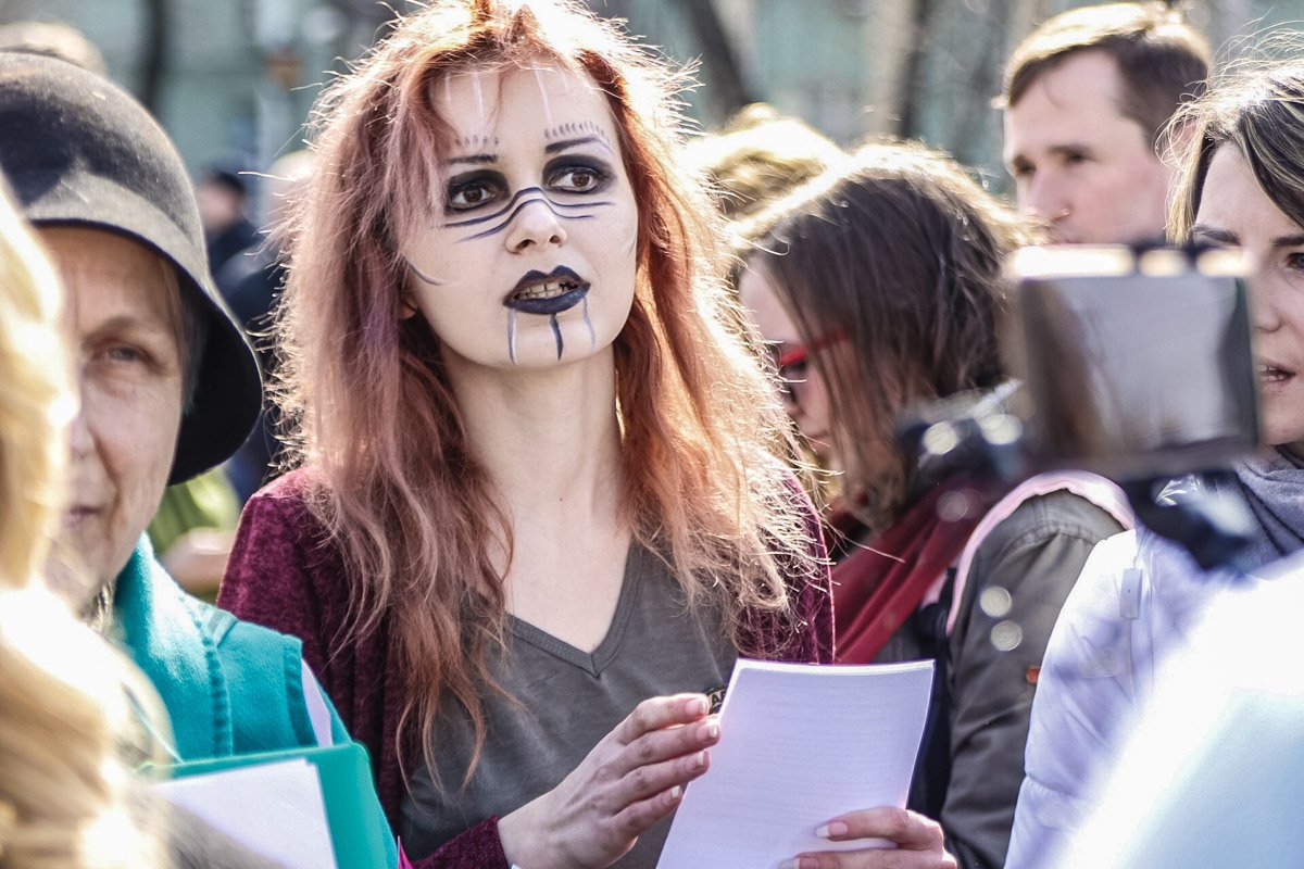 Некоторые участницы марша сделали броский мейк-ап