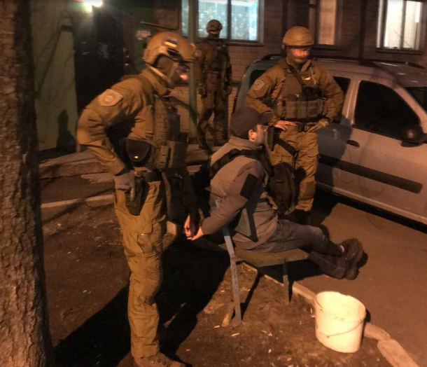 Трое жителей Киева устанавливали специальное оборудование на банкоматах в курортных городах и крали деньги со счетов Трое жителей Киева устанавливали специальное оборудование на банкоматах в курортных городах и крали деньги со счетов