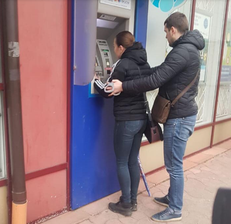 евушку-организатора задержали прямо во время очередной «сделки»: она как раз пыталась снять чужие деньги банкомате с помощью поддельной банковской карты