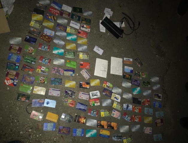 равоохранители обнаружили у преступной группы около 200 поддельных банковских и накопительных карт равоохранители обнаружили у преступной группы около 200 поддельных банковских и накопительных карт