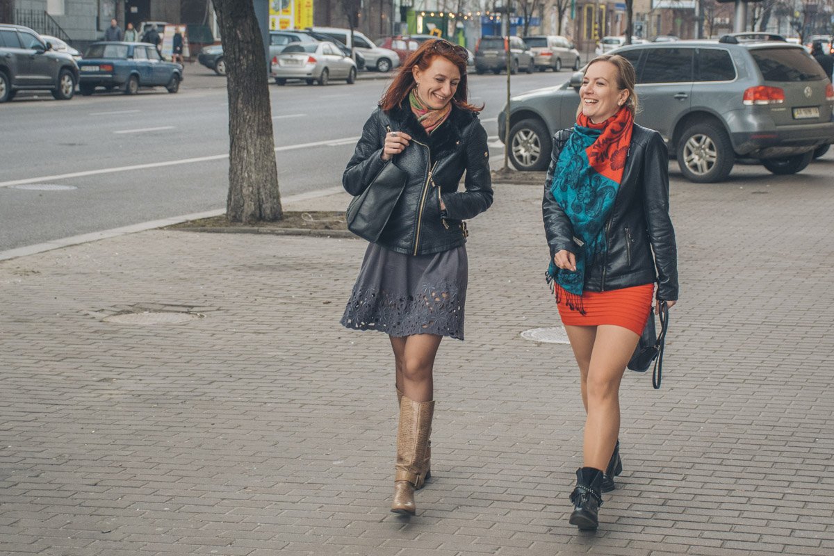 Целый день девушки иженщины радовали друг друга и окружающих мужчин лучезарными улыбками и оголенными ножками Целый день девушки иженщины радовали друг друга и окружающих мужчин лучезарными улыбками и оголенными ножками