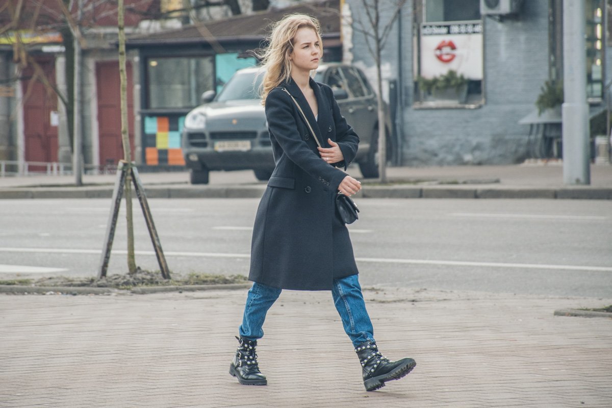 Хотя, не все девушки излучали тепло и радость своим видом Хотя, не все девушки излучали тепло и радость своим видом