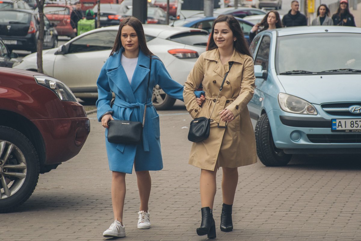 Наконец-то можно сменить хмурые пуховики на яркую одежду Наконец-то можно сменить хмурые пуховики на яркую одежду