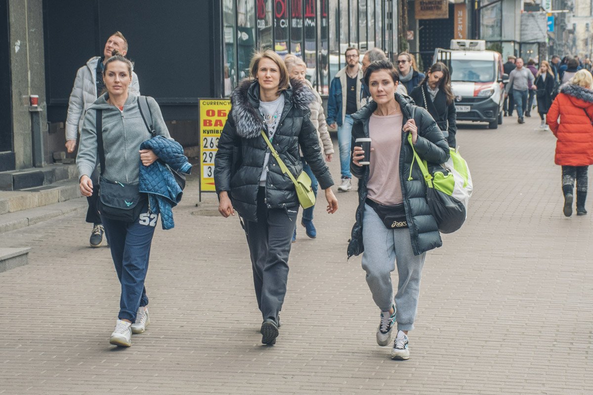 А некоторые девушки, судя по нарядам, посвятили праздничный день своему здоровью и спорту А некоторые девушки, судя по нарядам, посвятили праздничный день своему здоровью и спорту