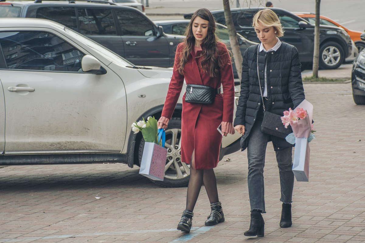 Девушек с цветами в столице были тысячи, но наш оператор переместился в параллельную вселенную и фото делал там Девушек с цветами в столице были тысячи, но наш оператор переместился в параллельную вселенную и фото делал там