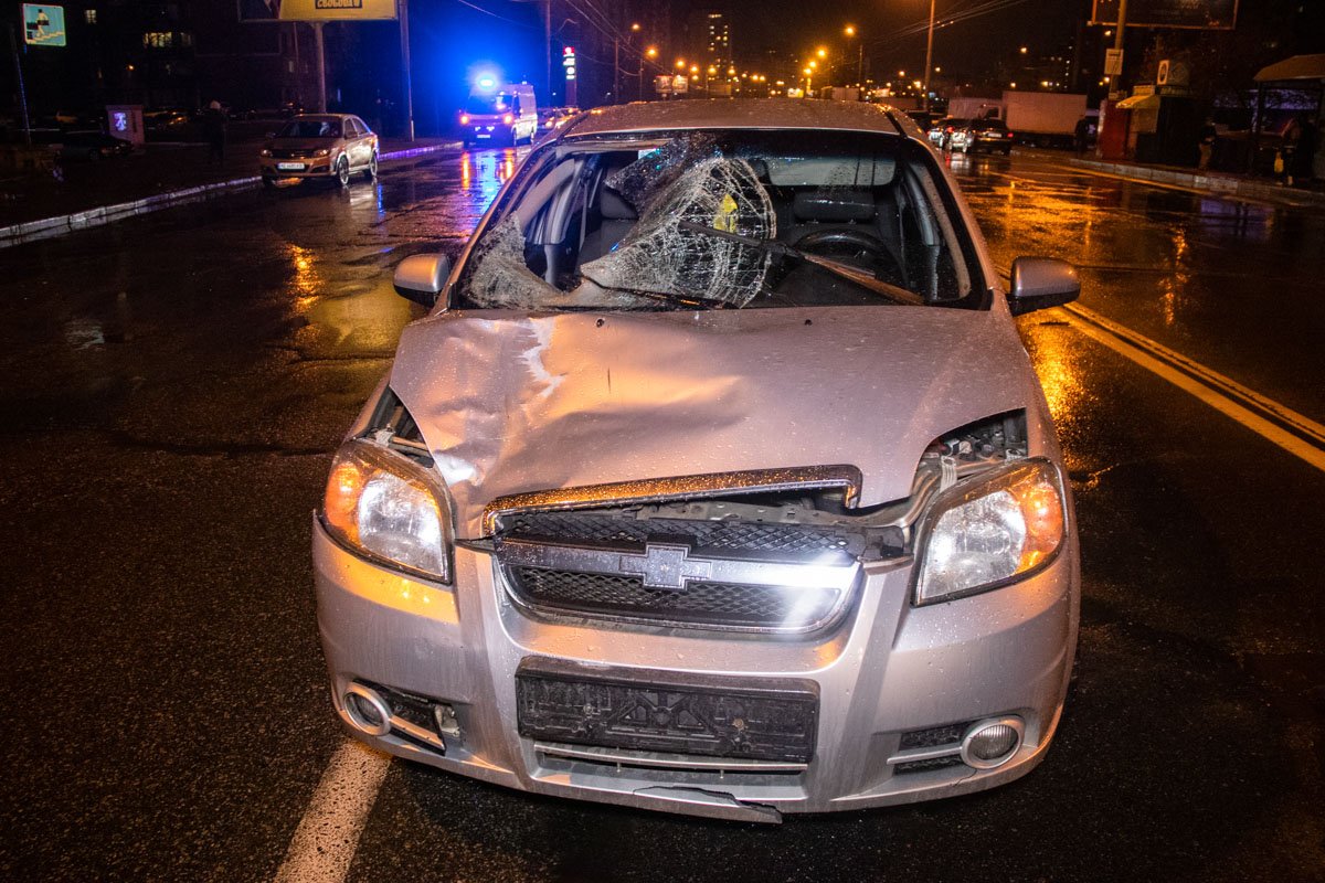 Автомобиль Chevrolet Aveo службы такси Uklon сбил мужчину