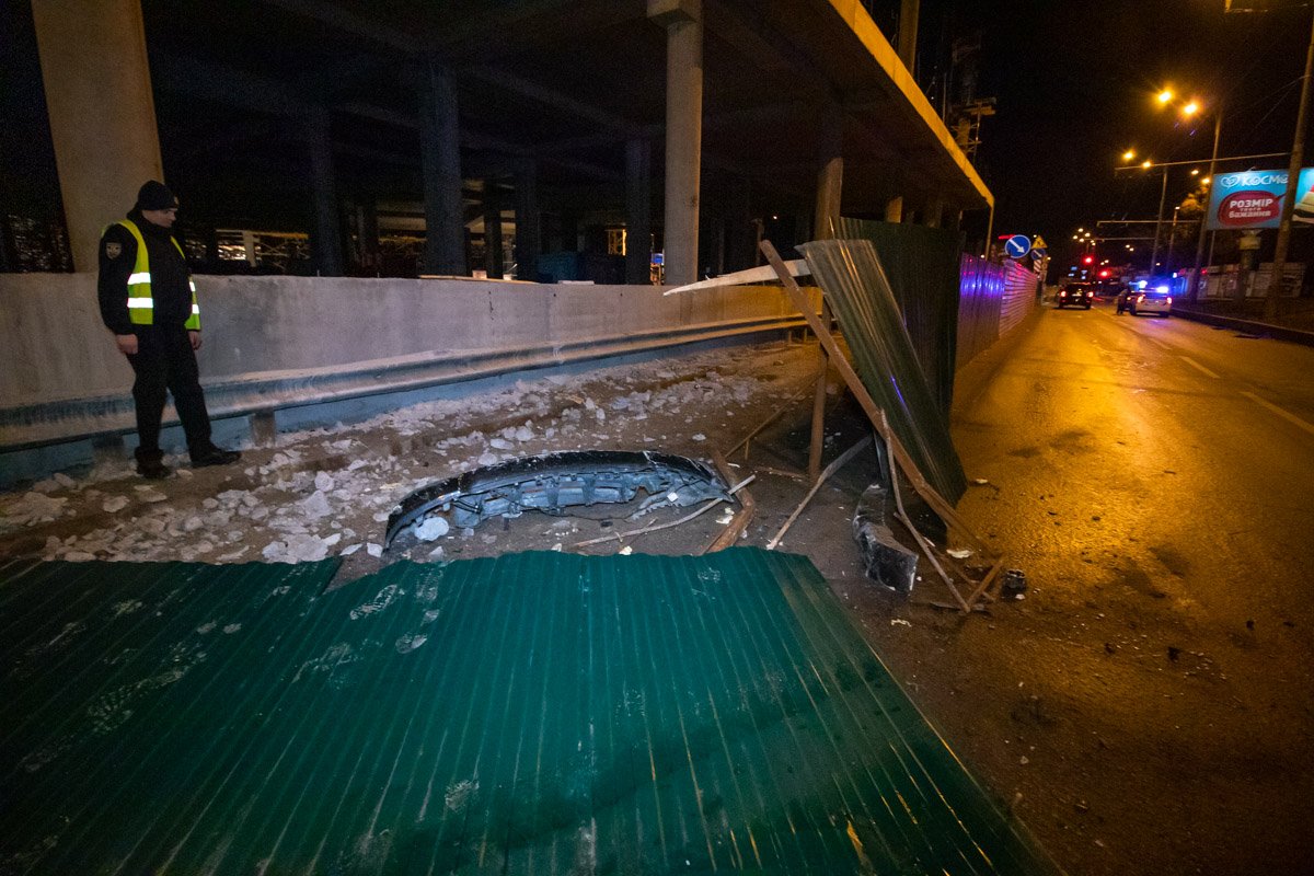 В Киеве по адресу проспект Леся Курбаса, 18 Range Rover вылетел с проезжей части и протаранил забор стройки В Киеве по адресу проспект Леся Курбаса, 18 Range Rover вылетел с проезжей части и протаранил забор стройки