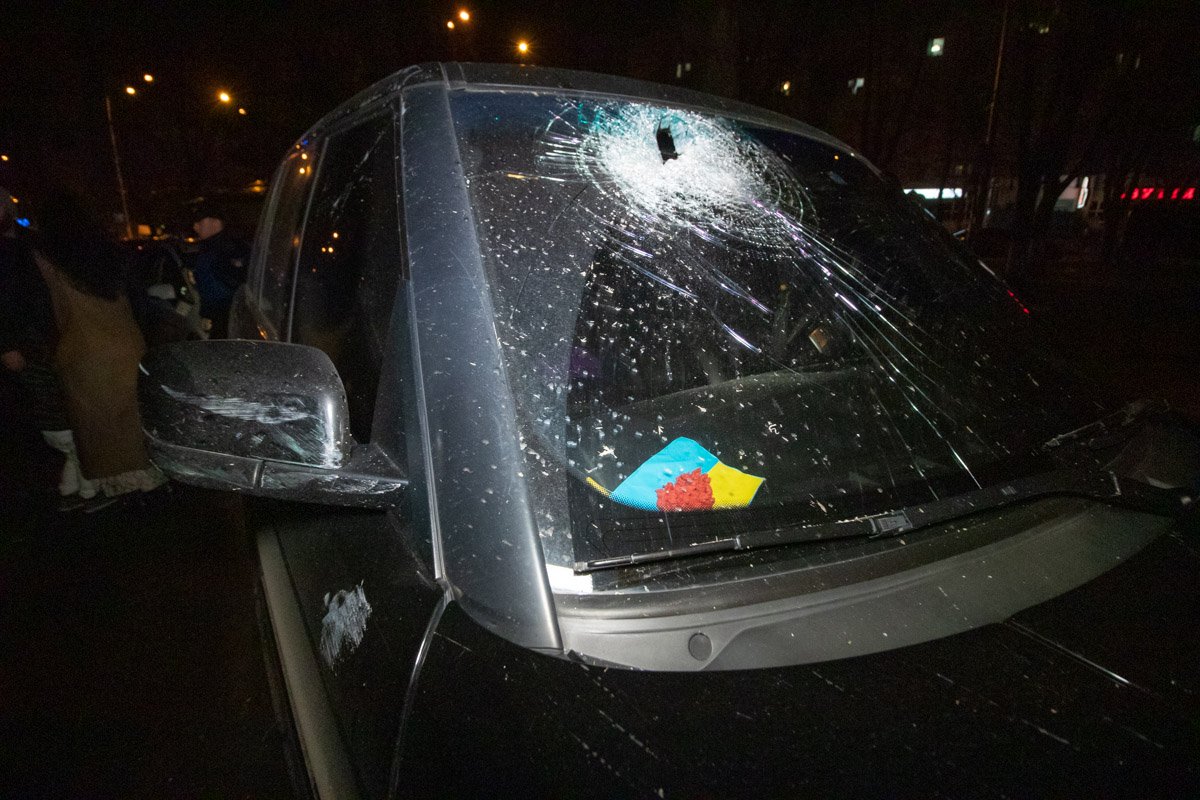 Свидетели утверждают, что видели только мужчину и женщину, которые вышли из машины Свидетели утверждают, что видели только мужчину и женщину, которые вышли из машины