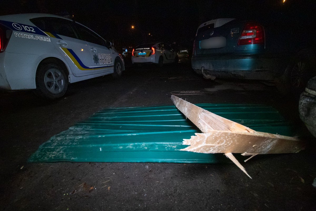 Часть забора торчала в лобовом стекле Часть забора торчала в лобовом стекле