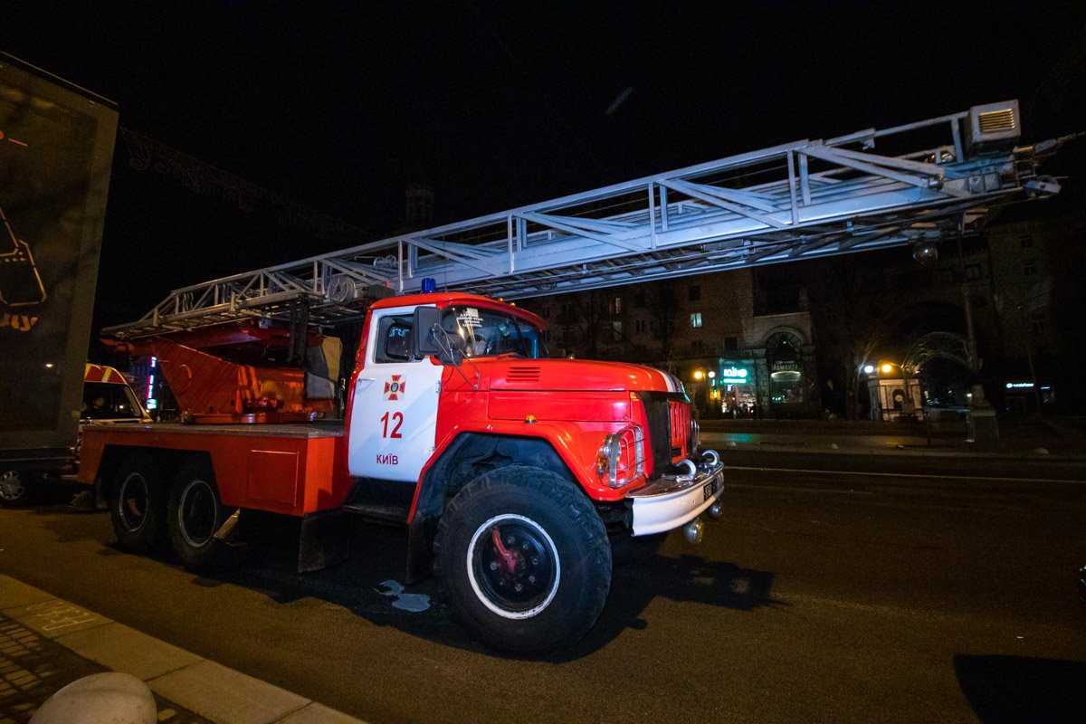 На месте работали 4 единицы основной и специальной спасательной техники и около 15 человек личного состава На месте работали 4 единицы основной и специальной спасательной техники и около 15 человек личного состава