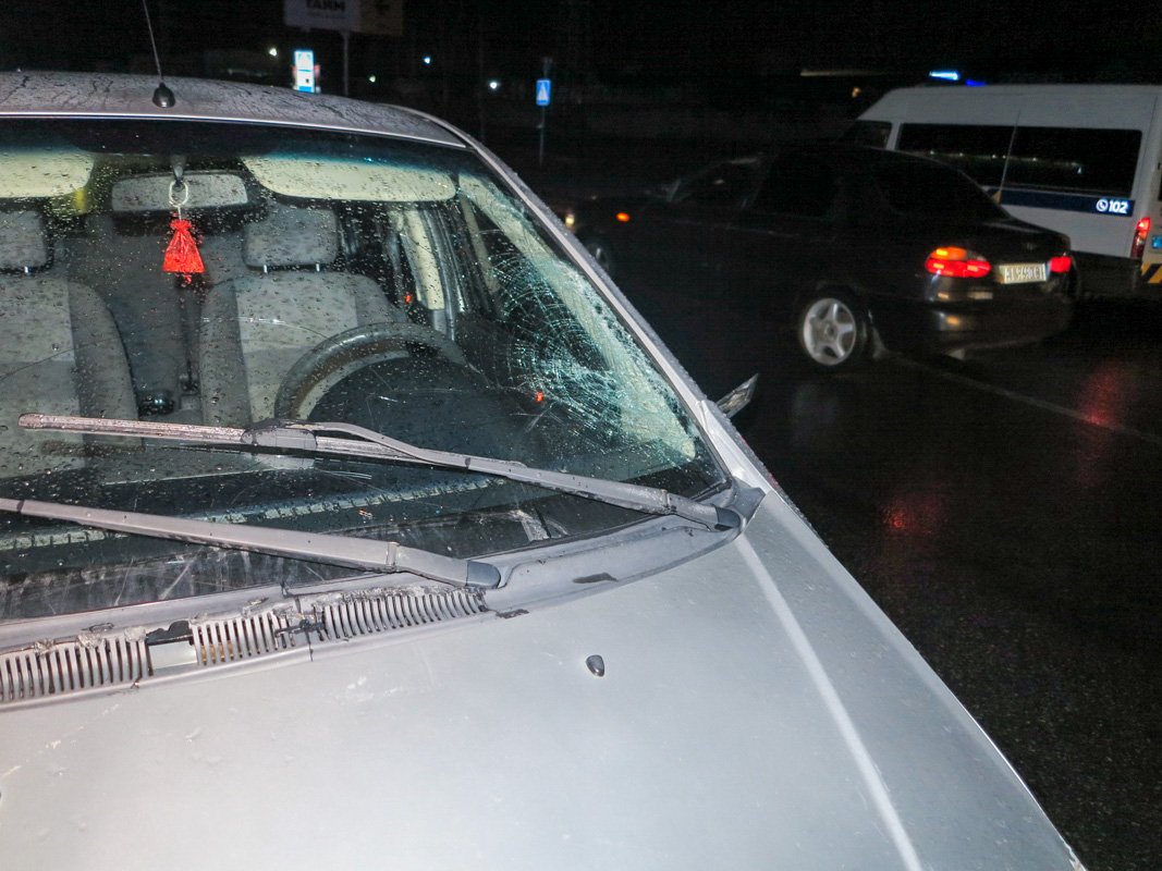 Удар пришелся на левую часть автомобиля Удар пришелся на левую часть автомобиля