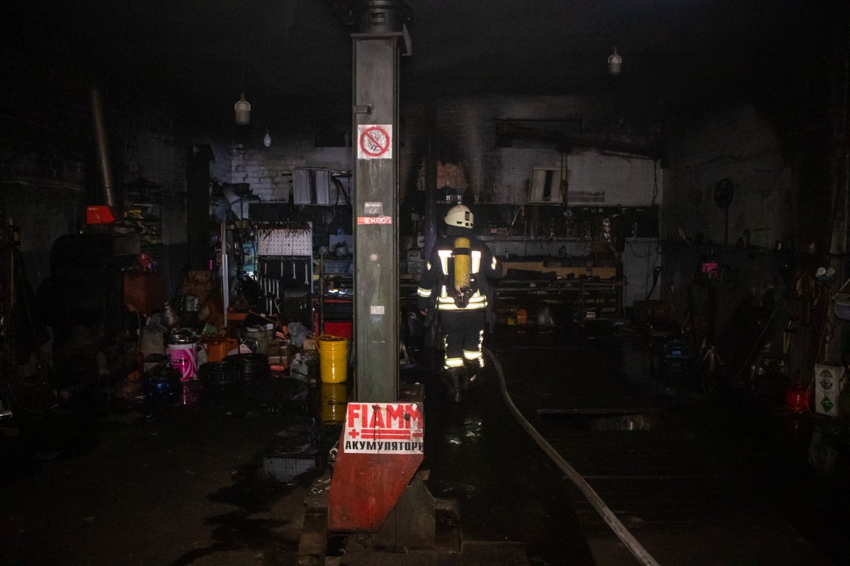 По предварительной информации, пожар произошел в гаражном боксе размером 100 квадратных метров По предварительной информации, пожар произошел в гаражном боксе размером 100 квадратных метров