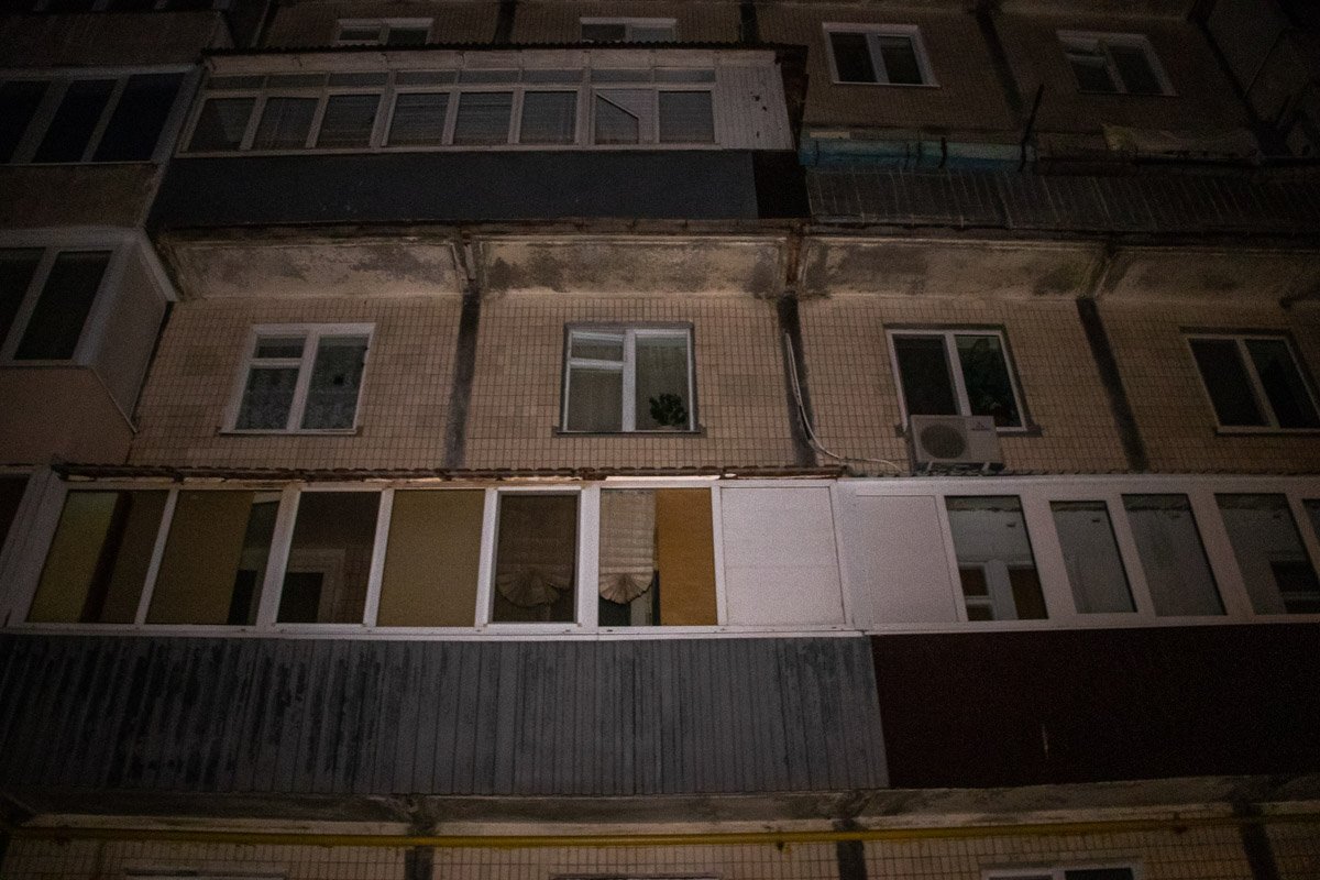 Предварительно, он выпрыгнул из окна шестого этажа Предварительно, он выпрыгнул из окна шестого этажа