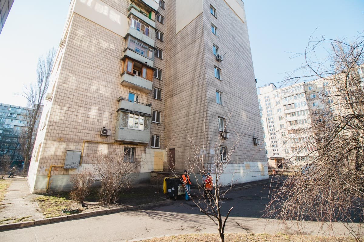 В Днепровском районе Киева в подсобке жилого дома дворники нашли труп мужчины