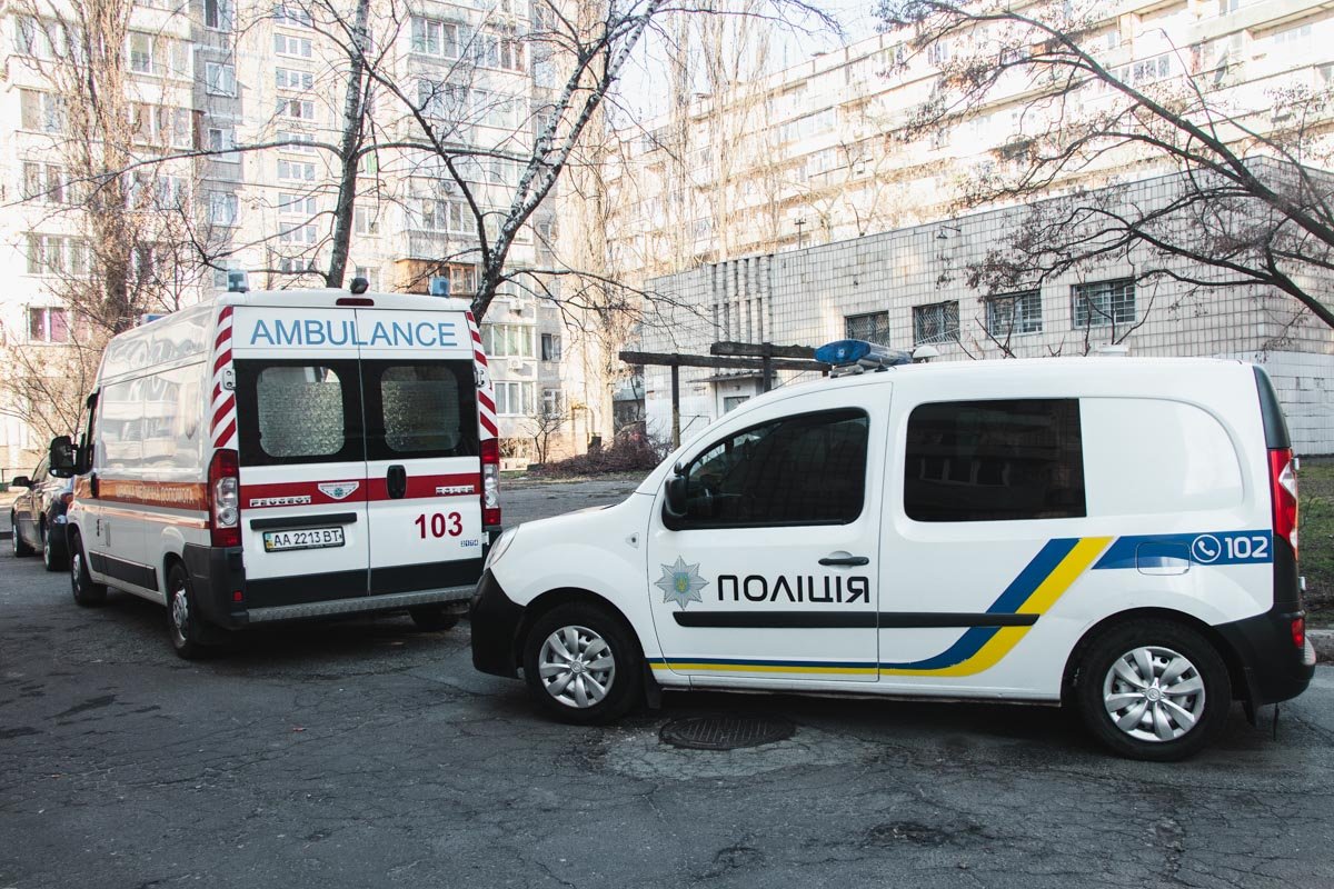 На месте происшествия работал наряд патрульной полиции, карета скорой помощи и следственно-оперативная группа 