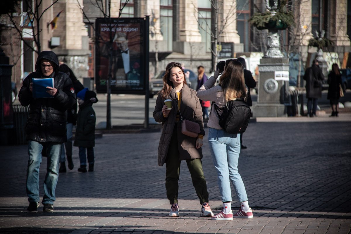 Совсем другое дело, если вышли на улицу с подругой. Тут и солнце заиграло яркими красками, и фоточки удачные делаются на раз-два Совсем другое дело, если вышли на улицу с подругой. Тут и солнце заиграло яркими красками, и фоточки удачные делаются на раз-два