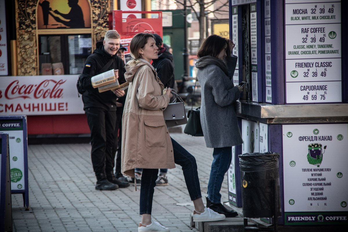 Что мне нравится в этом снимке - то, как он отображает всех киевлян этим днем. Кто-то мечтает только о кофе, а кто-то радуется. И уже неважно чему именно Что мне нравится в этом снимке - то, как он отображает всех киевлян этим днем. Кто-то мечтает только о кофе, а кто-то радуется. И уже неважно чему именно