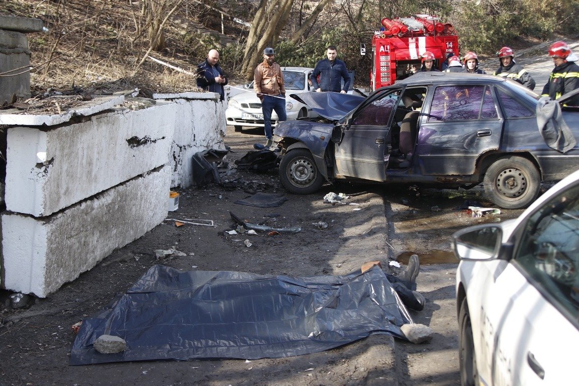 В Киеве на улице Нижнеюрковской Daewoo Nexia влетела в бетонное ограждение В Киеве на улице Нижнеюрковской Daewoo Nexia влетела в бетонное ограждение