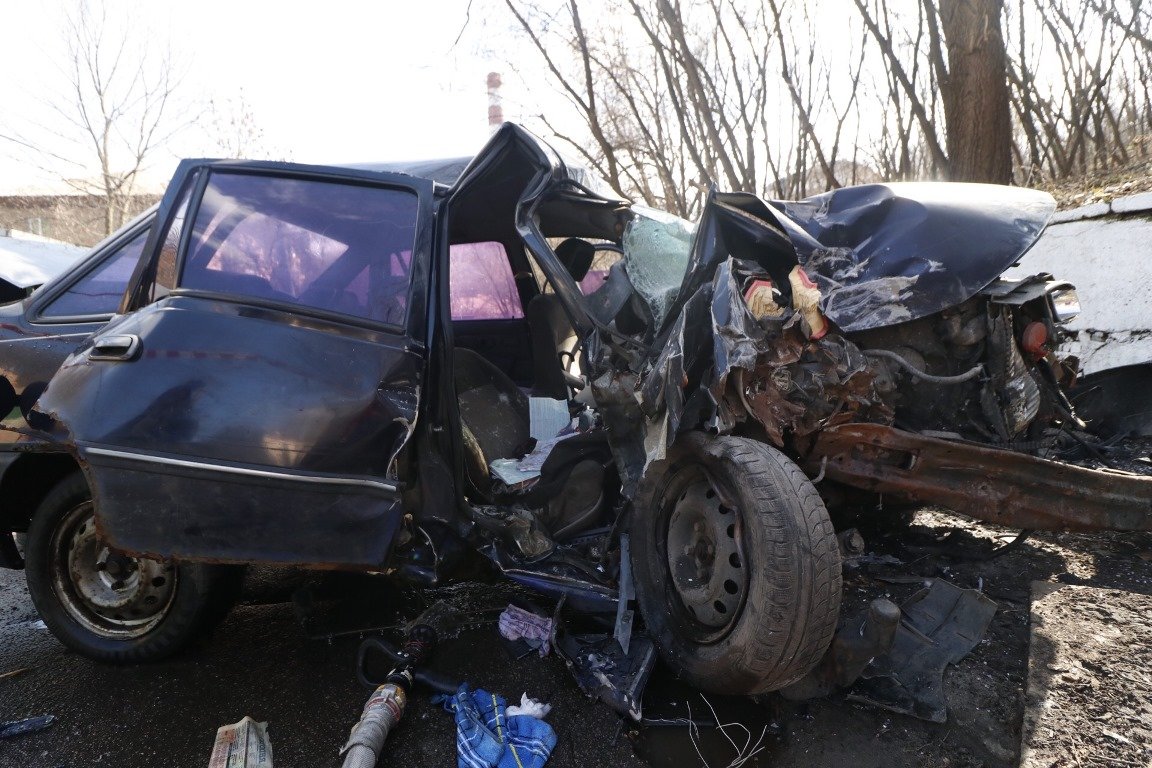 В результате аварии пассажир скончался на месте, а водителя авто госпитализировали в тяжелом состоянии В результате аварии пассажир скончался на месте, а водителя авто госпитализировали в тяжелом состоянии