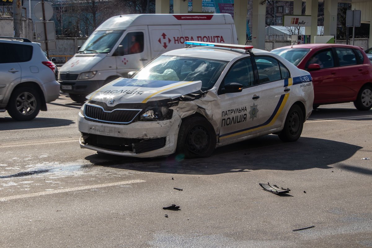 В Киеве на пересечении улиц Луговая и Автозаводская произошла авария с участием авто полиции