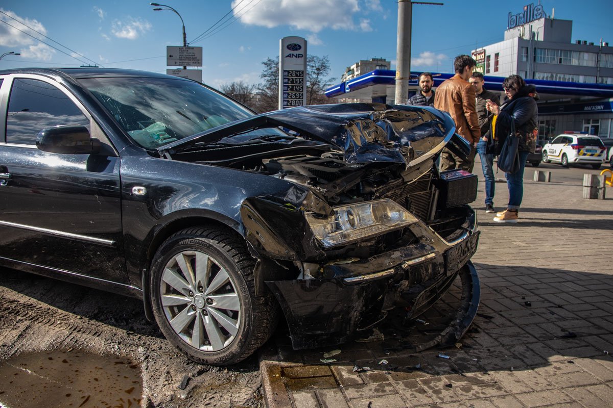 В результате столкновения обоих копов и женщину-водителя Sonata госпитализировали