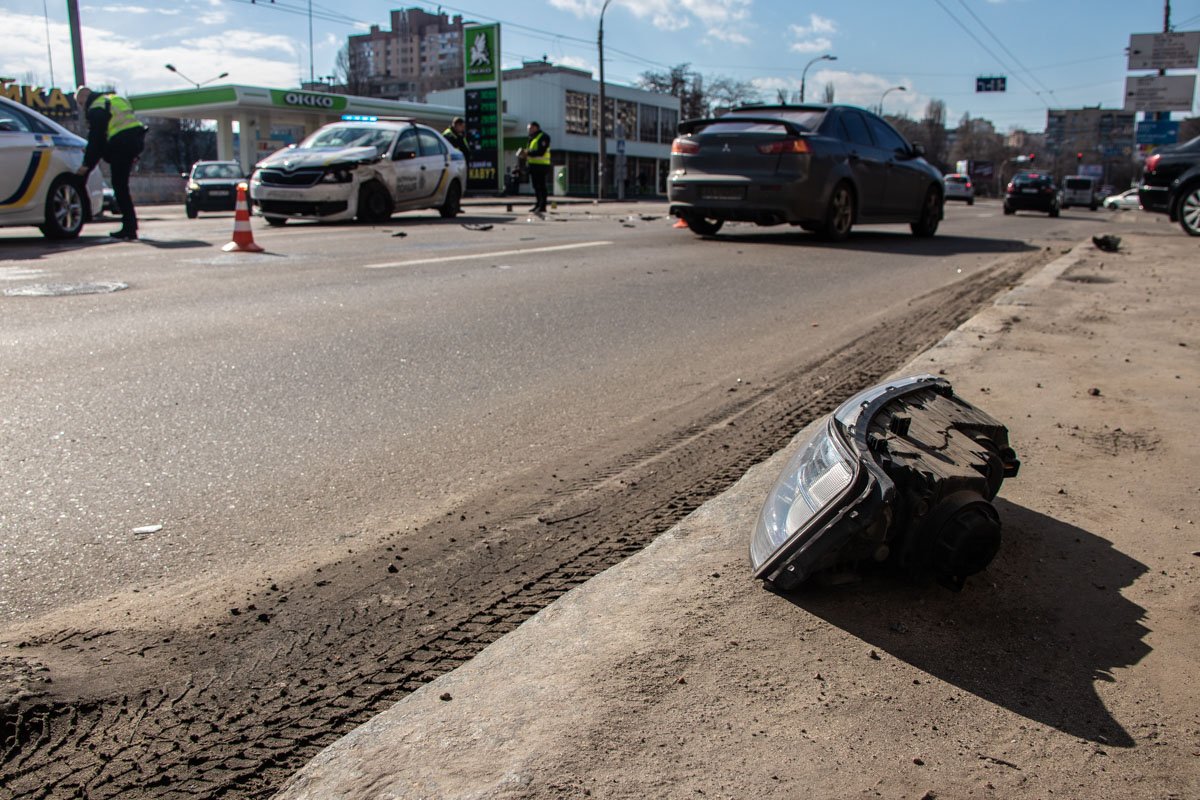 По словам очевидцев, патрульная Skoda с включенными проблесковыми огнями выезжала с заправки Okko и пересекла двойную сплошную