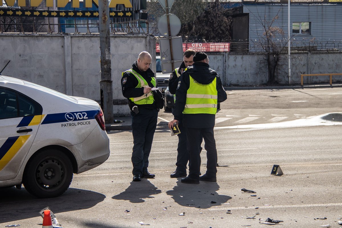 На месте работали полицейские и дежурили патрульные