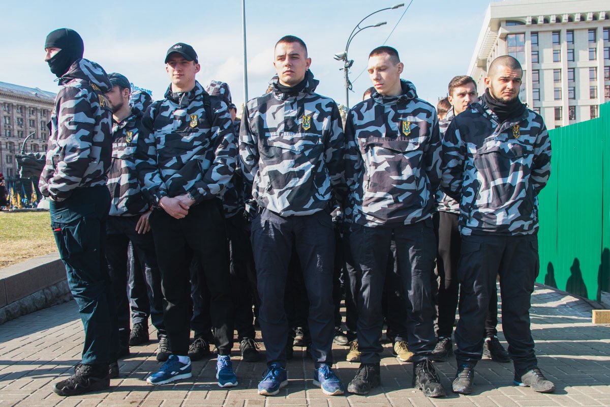 После этого несколько тысяч митингующих собрались в единую колонну, чтобы выдвинуться к Банковой