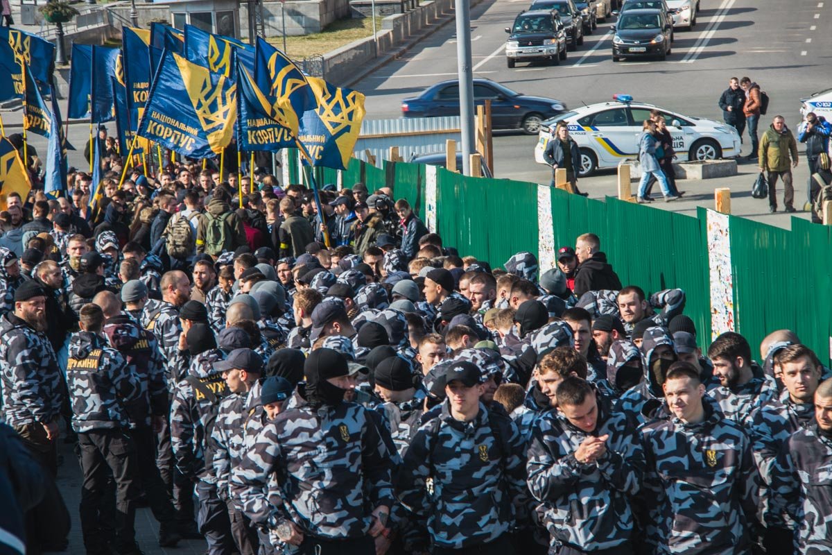 Около 13:30 колонна выдвинулась к Администрации Президента