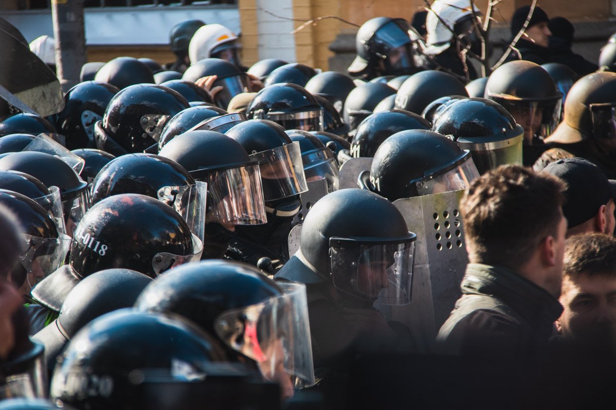 Однако в самом начале Банковой националистов ждал кордон из бойцов Национальной гвардии, который блокировал подход к АП