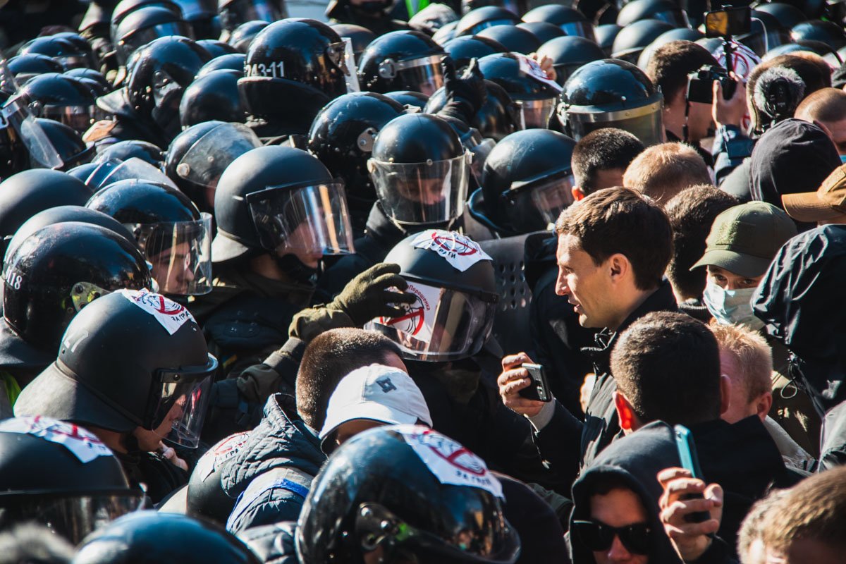 Однако в целом и здесь митинг прошел без особых столкновений