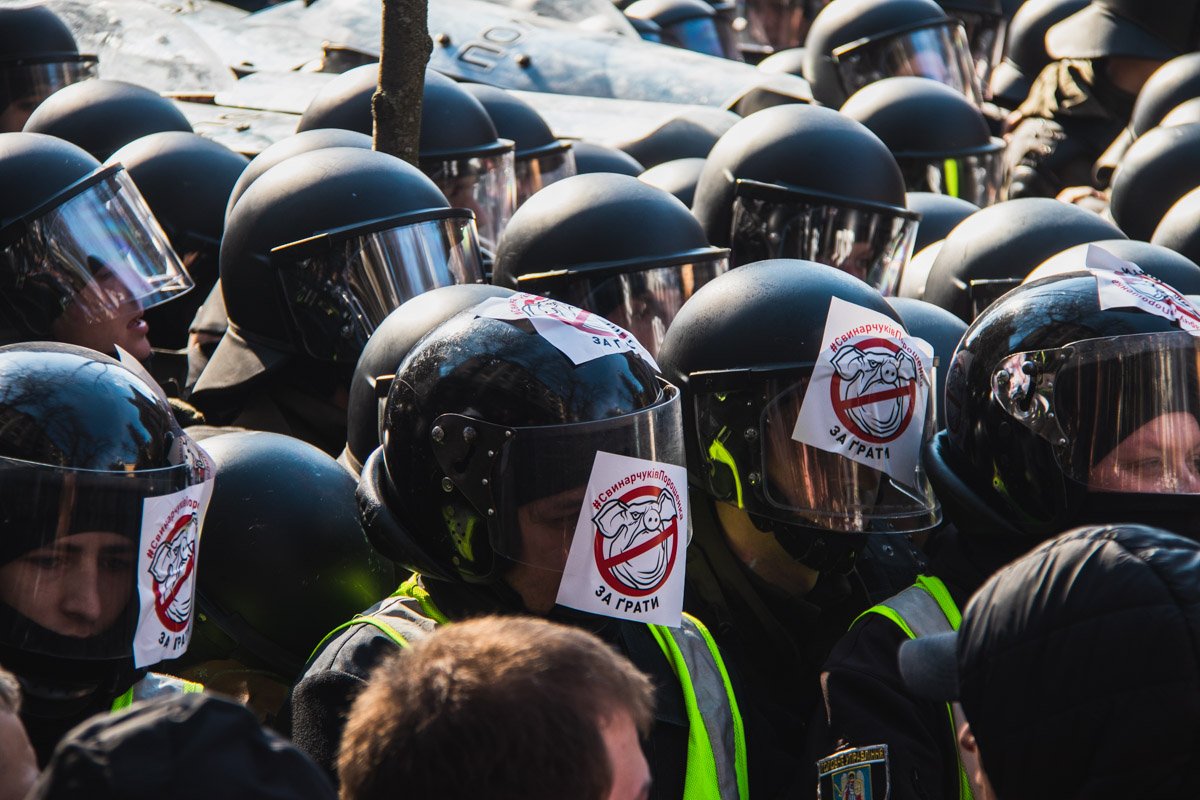 Разве что националисты активно обклеивали шлемы правоохранителей наклейками-лозунгами митинга