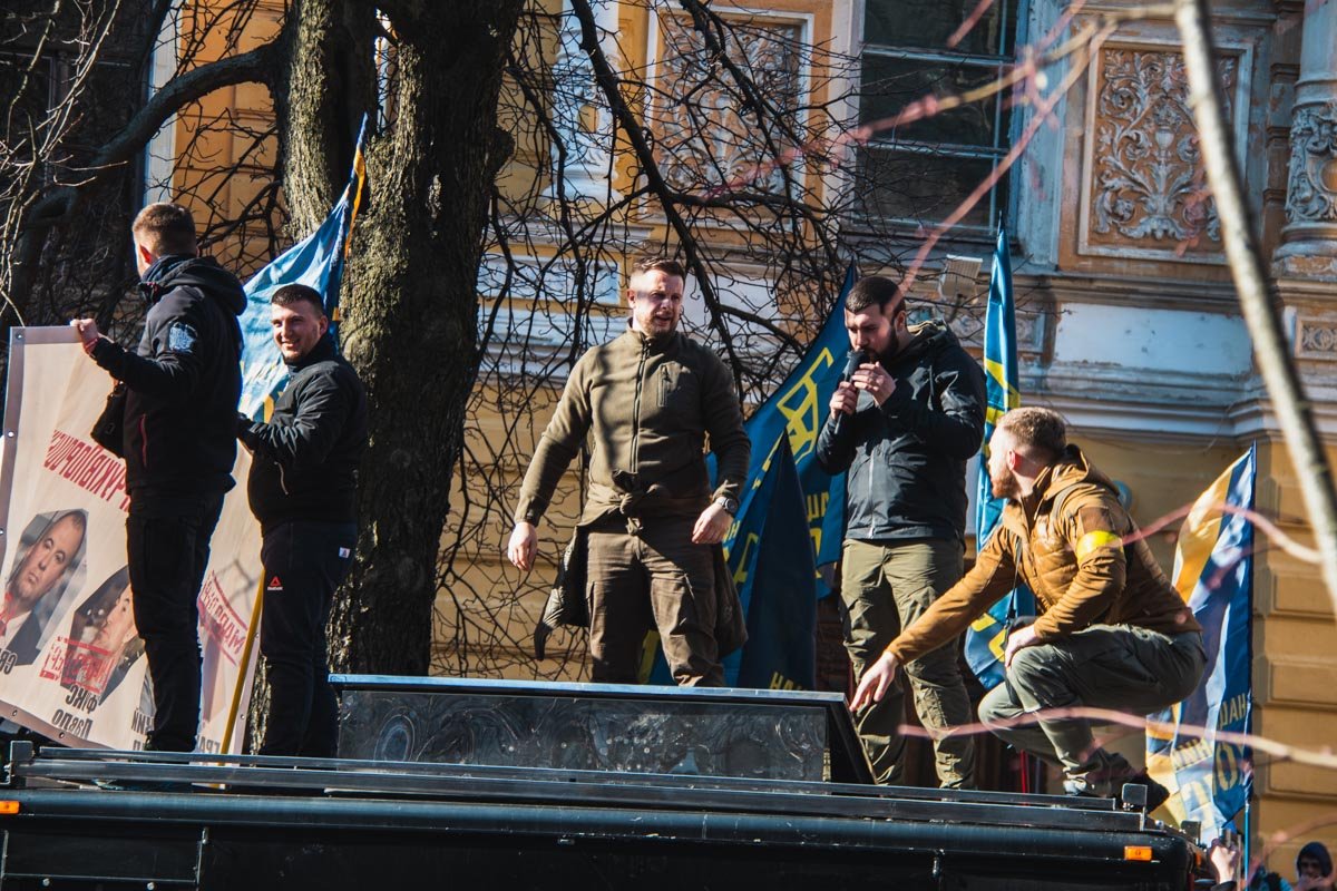 Митинг завершился многообещающим многоточием - Андрей Билецкий призвал всех участников отправиться в Черкасы, где сейчас якобы находится Петр Порошенко