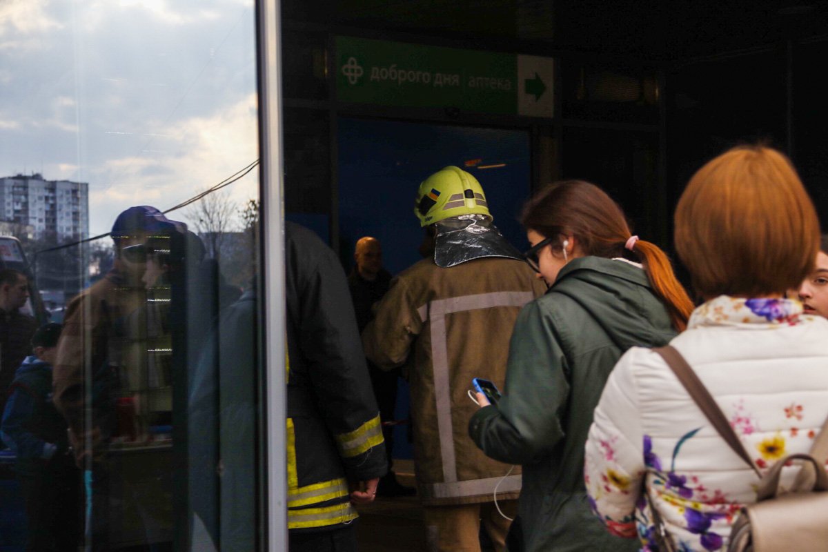 Сообщение о минировании поступило на линию экстренных служб около 15:20 Сообщение о минировании поступило на линию экстренных служб около 15:20