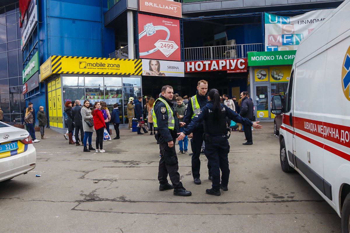 На место события оперативно прибыли сотрудники полиции и спасатели На место события оперативно прибыли сотрудники полиции и спасатели