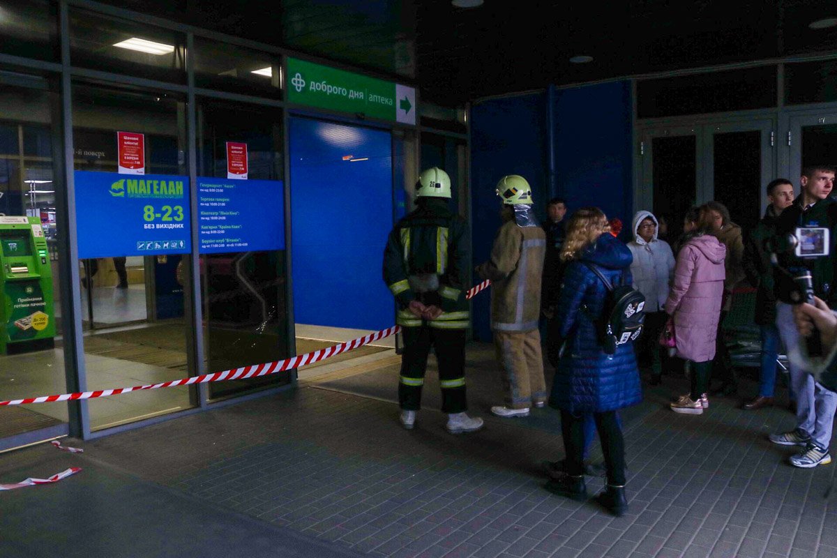 Позже в здание ТРЦ прибыли кинологи и взрывотехники Позже в здание ТРЦ прибыли кинологи и взрывотехники